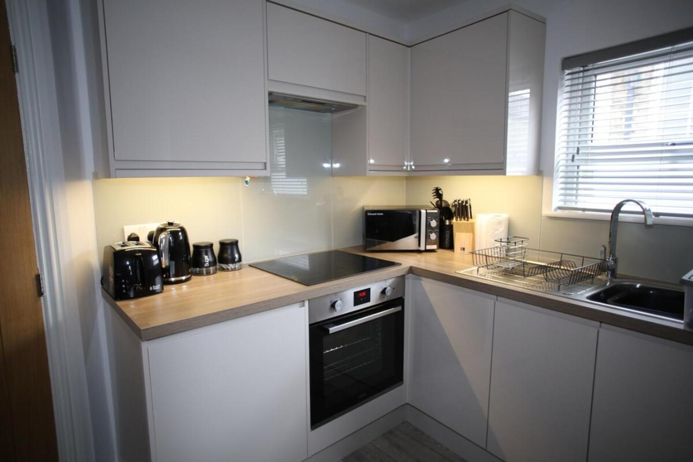 Cb1 Just Off Mill Rd, Close To Train Station - Homehost CBG