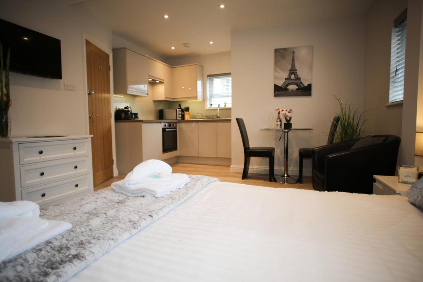 Cb1 Just Off Mill Rd, Close To Train Station - Homehost Apartamento *