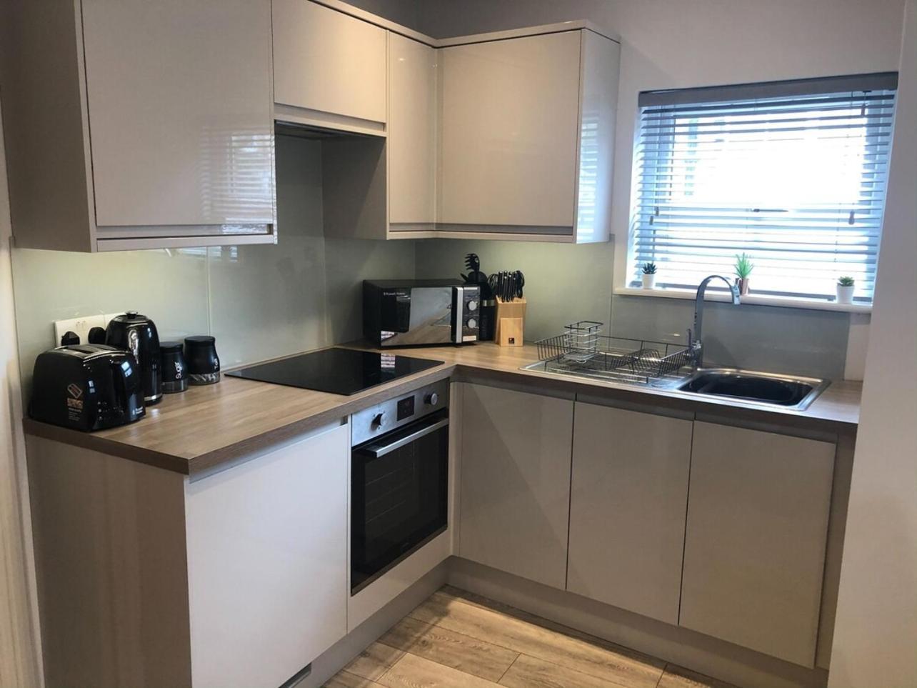 Cb1 Just Off Mill Rd, Close To Train Station - Homehost CBG