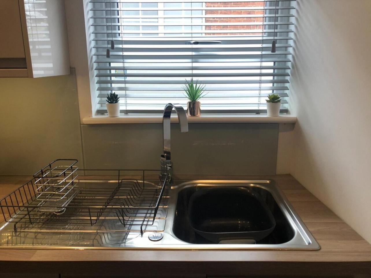 Cb1 Just Off Mill Rd, Close To Train Station - Homehost Apartamento