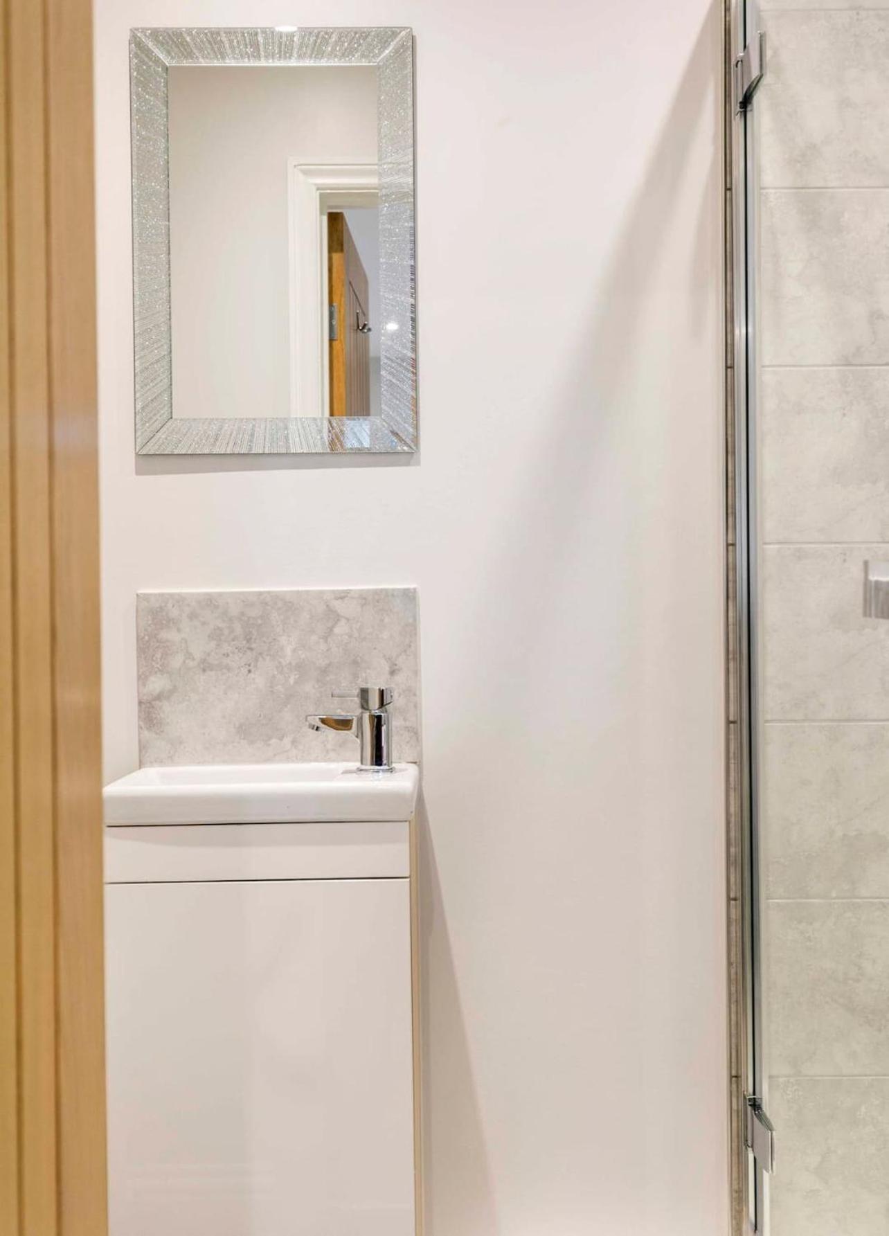 Cb1 Just Off Mill Rd, Close To Train Station - Homehost