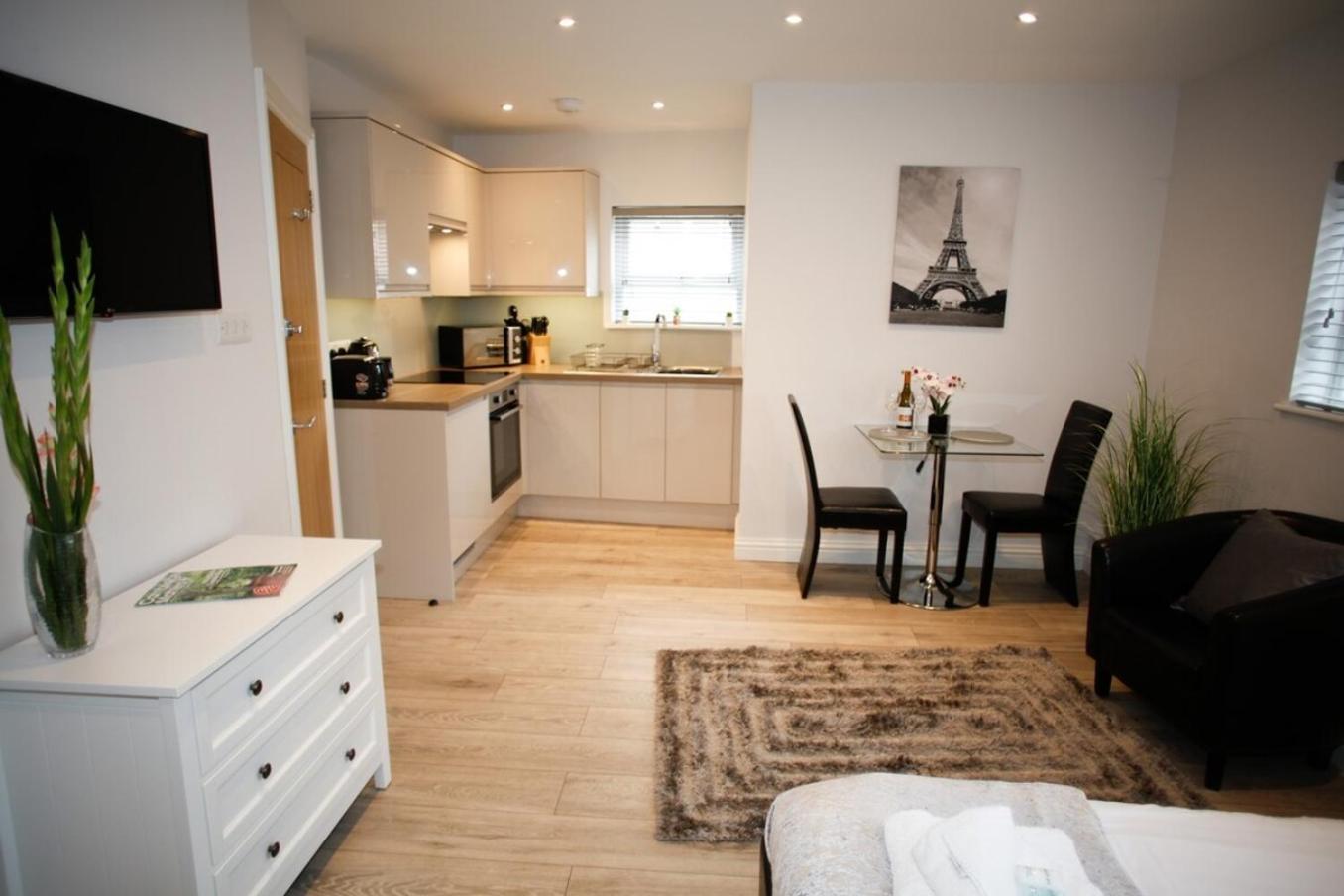 Apartment Cb1 Just Off Mill Rd, Close To Train Station - Homehost