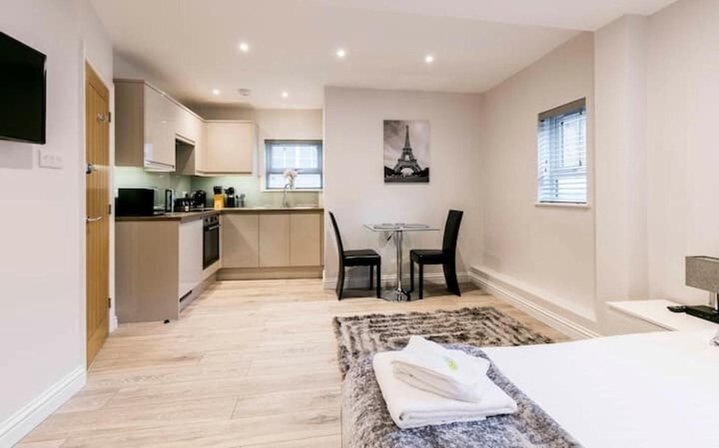 Cb1 Just Off Mill Rd, Close To Train Station - Homehost