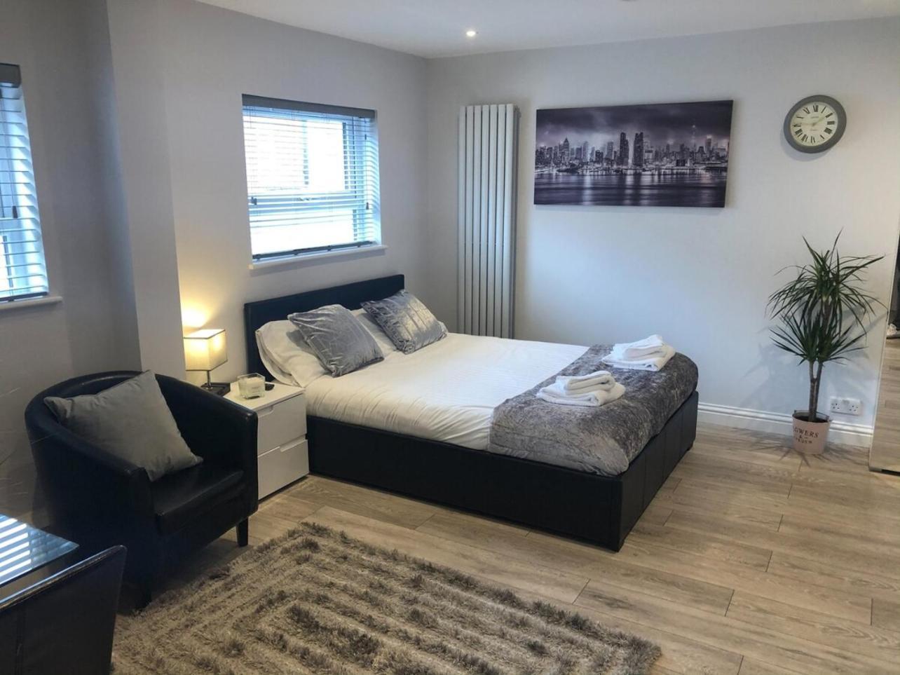 Cb1 Just Off Mill Rd, Close To Train Station - Homehost Apartment